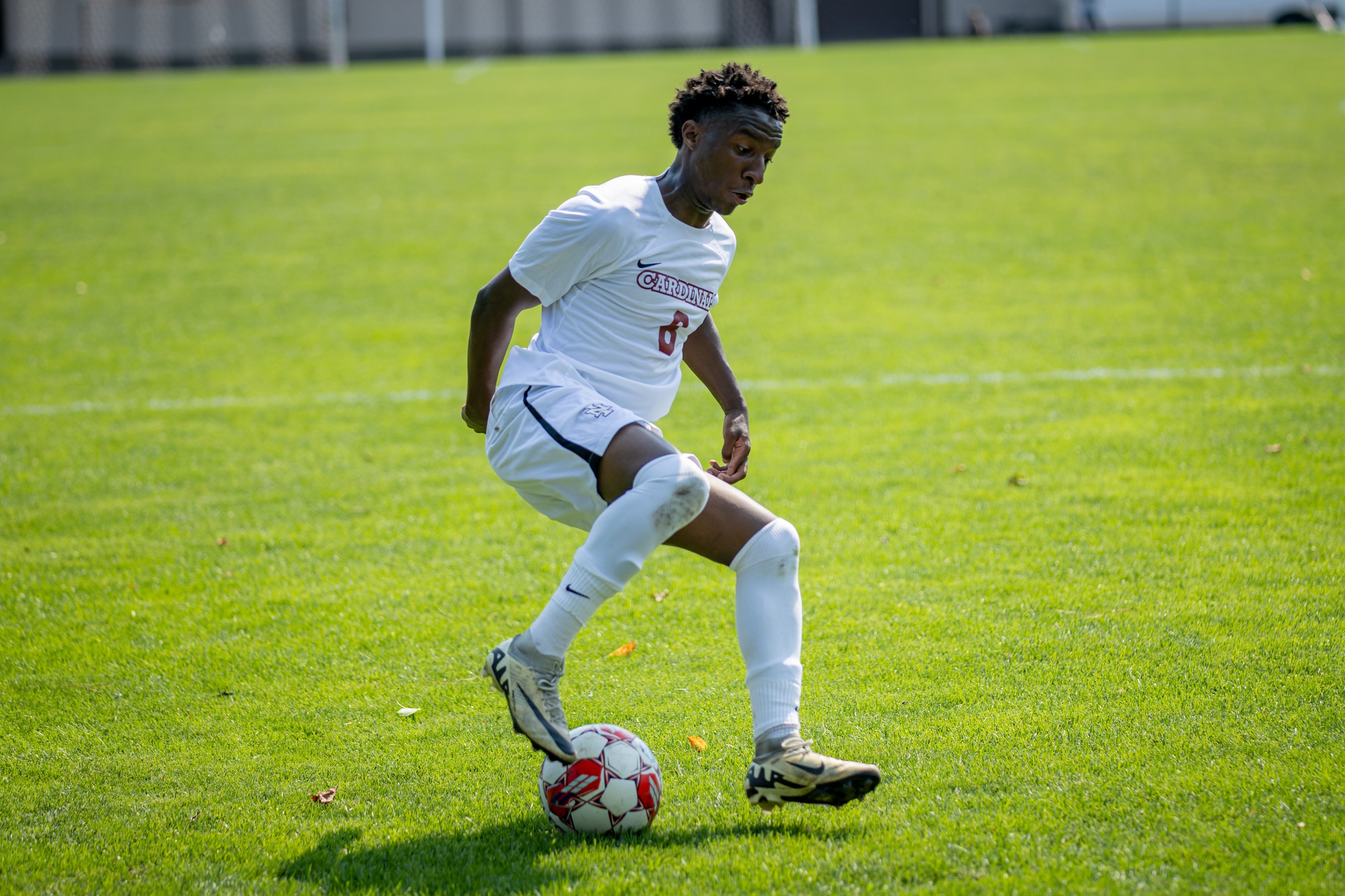 Lorian Aerts dribbles ball on Eisenwinter Field.