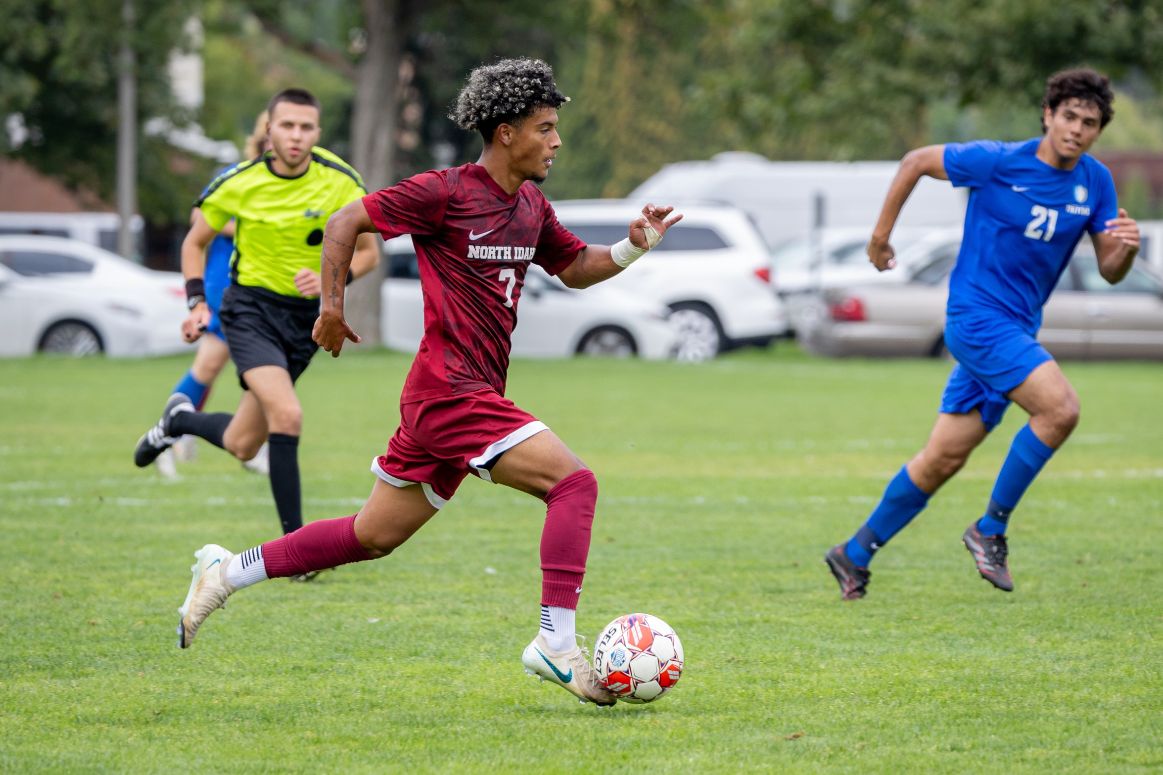 Amani Contreras dribbles the ball down Eisenwinter Field.