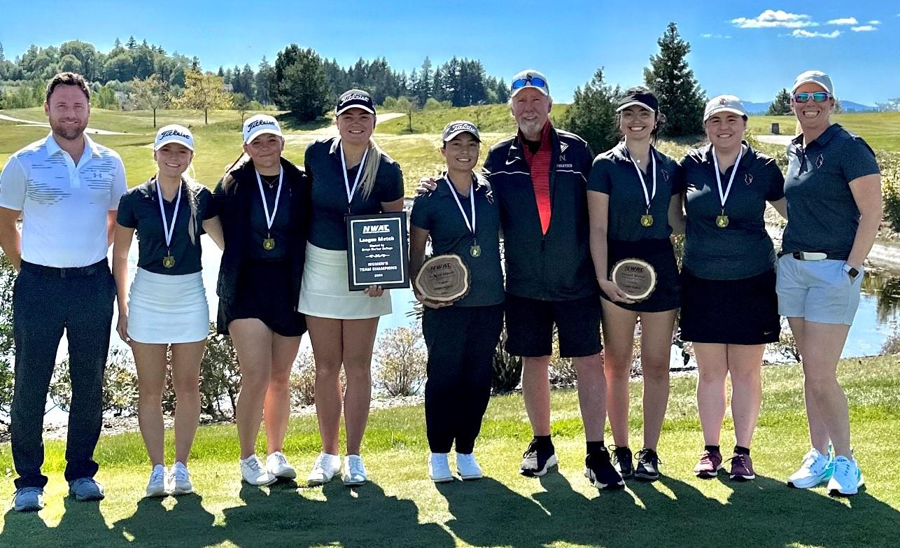 Women's golf team and coaches after Grays Harbor match.